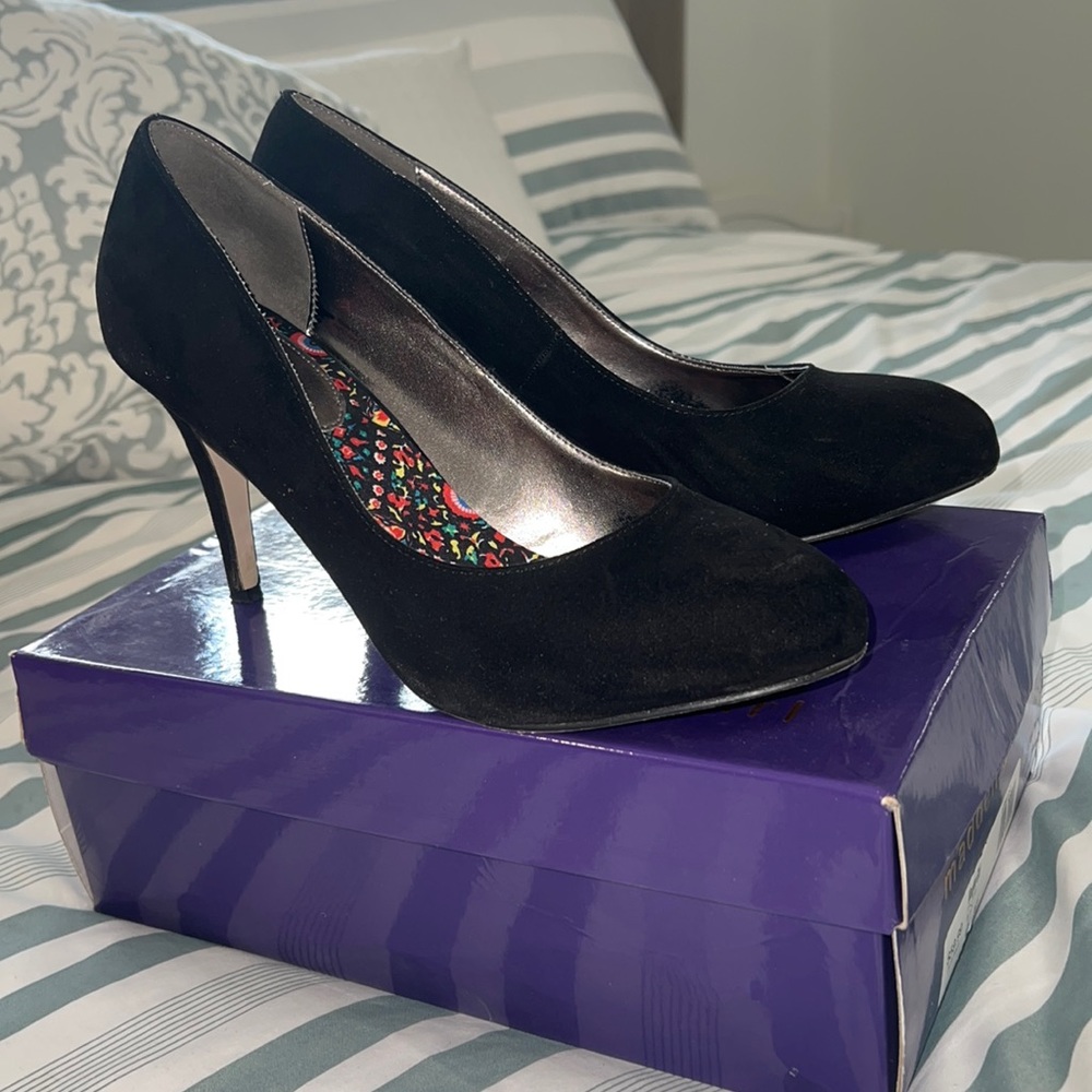 Black Velvet Pumps